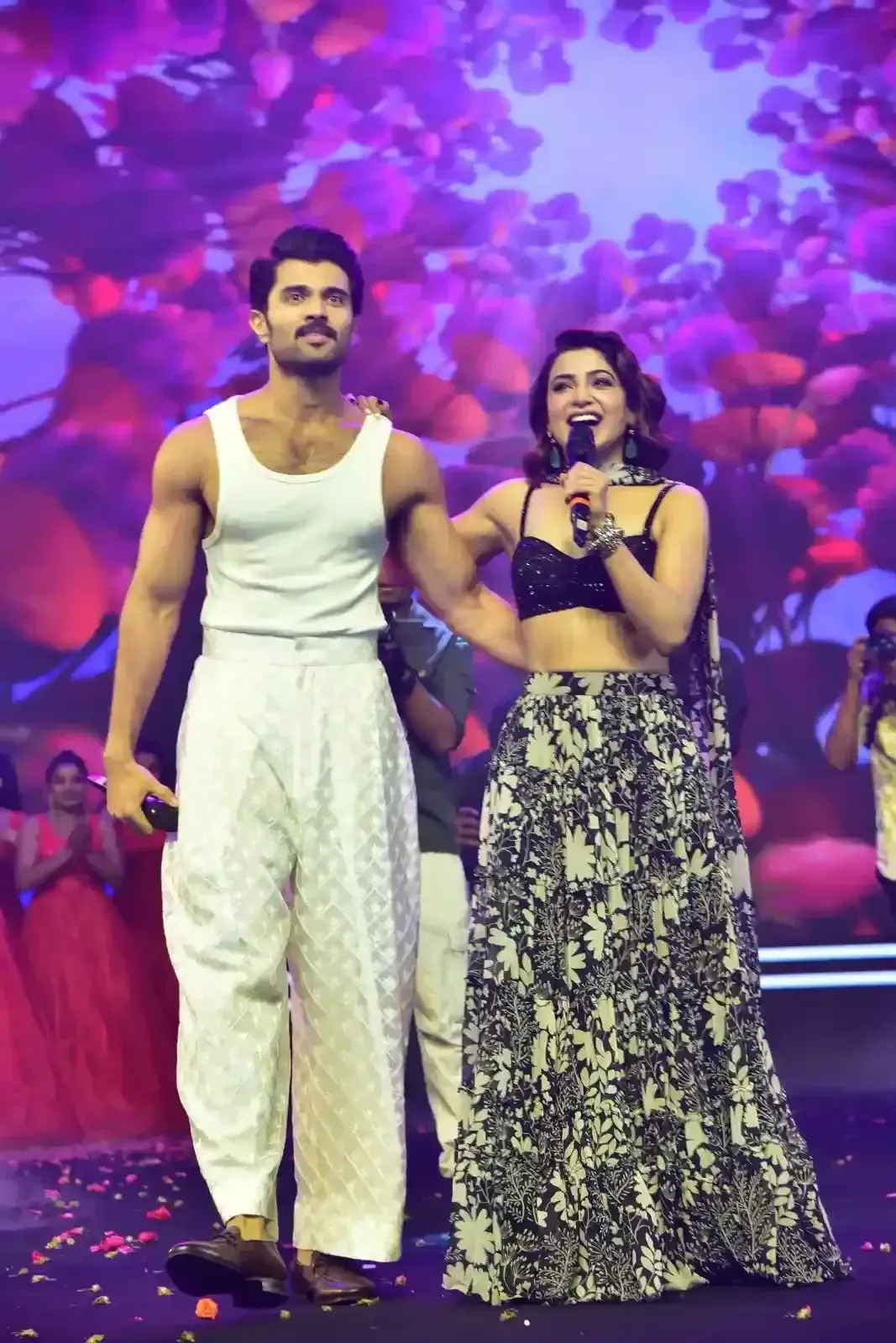 VIJAY DEVARAKONDA SAMANTHA IN KUSHI MUSICAL CONCERT 21